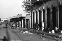 Image of sheet 19850140 photo 21: Der 2. Todestag der Salvadorianischen Kommandantin Ana Maria. Sie wurde in Nicaragua mit einer Axt erschlagen. Marcial, ihr Lebenspartner hat sich kurz darauf umgebracht. Verschiedene Junge Sandinisten stehen am Grab Wache Michael Jackson und die Jungfrau Maria sind begehrte Objekte. Die importierten Plakate sind sehr populär. Junge vor alem Alter Tank gepanzertes Militärfahrzeug steht heute im vom Erdbeben zerstörten alten Managua wo die Kinder spielen. Noch sind die alten vor dem Erdbeben gebauten Häuser im Zentrum bewohnt. Sie sind aber als Ruinen zu bezeichnen. Korbball. Basketball am Sonntagnachmittag. Nicaragua 1985
