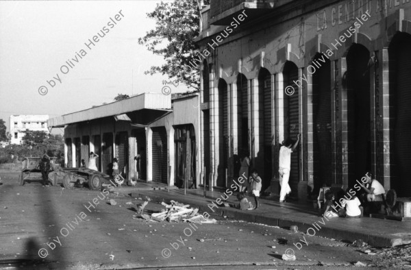 Image of sheet 19850140 photo 21: Der 2. Todestag der Salvadorianischen Kommandantin Ana Maria. Sie wurde in Nicaragua mit einer Axt erschlagen. Marcial, ihr Lebenspartner hat sich kurz darauf umgebracht. Verschiedene Junge Sandinisten stehen am Grab Wache Michael Jackson und die Jungfrau Maria sind begehrte Objekte. Die importierten Plakate sind sehr populär. Junge vor alem Alter Tank gepanzertes Militärfahrzeug steht heute im vom Erdbeben zerstörten alten Managua wo die Kinder spielen. Noch sind die alten vor dem Erdbeben gebauten Häuser im Zentrum bewohnt. Sie sind aber als Ruinen zu bezeichnen. Korbball. Basketball am Sonntagnachmittag. Nicaragua 1985