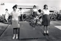 Image of sheet 19850140 photo 37: Der 2. Todestag der Salvadorianischen Kommandantin Ana Maria. Sie wurde in Nicaragua mit einer Axt erschlagen. Marcial, ihr Lebenspartner hat sich kurz darauf umgebracht. Verschiedene Junge Sandinisten stehen am Grab Wache. Nicaragua 1985
√ © 1985, by OLIVIA HEUSSLER / www.clic.li
