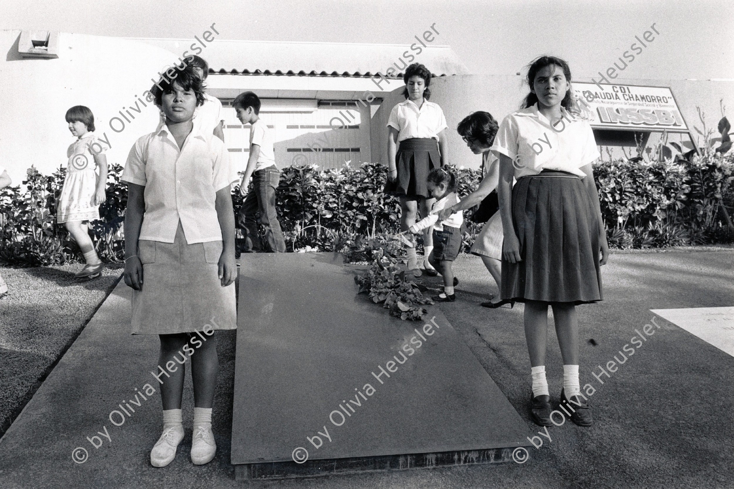 Image of sheet 19850140 photo 37: Der 2. Todestag der Salvadorianischen Kommandantin Ana Maria. Sie wurde in Nicaragua mit einer Axt erschlagen. Marcial, ihr Lebenspartner hat sich kurz darauf umgebracht. Verschiedene Junge Sandinisten stehen am Grab Wache. Nicaragua 1985
√ © 1985, by OLIVIA HEUSSLER / www.clic.li