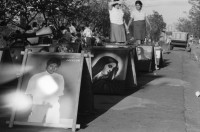 Image of sheet 19850140 photo 6: Der 2. Todestag der Salvadorianischen Kommandantin Ana Maria. Sie wurde in Nicaragua mit einer Axt erschlagen. Marcial, ihr Lebenspartner hat sich kurz darauf umgebracht. Verschiedene Junge Sandinisten stehen am Grab Wache Michael Jackson und die Jungfrau Maria sind begehrte Objekte. Die importierten Plakate sind sehr populär. Junge vor alem Alter Tank gepanzertes Militärfahrzeug steht heute im vom Erdbeben zerstörten alten Managua wo die Kinder spielen. Noch sind die alten vor dem Erdbeben gebauten Häuser im Zentrum bewohnt. Sie sind aber als Ruinen zu bezeichnen. Korbball. Basketball am Sonntagnachmittag. Nicaragua 1985