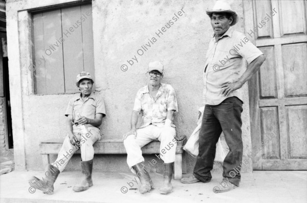 Image of sheet 19850150 photo 10: In Esteli ght eine Krankenschwester von Haus zu Haus und impft mit grosser Mühe die Kinder gegen Polio, Kinderlähmung. Polioimpfung. Gesundheitsbrigade. Olivia fotografiert von Uriel Sotomajor. Frauen in einer Kirche in Managua beten und fasten gegen den Krieg und die US-Finanzierung der Contras mit 14'ooo ooo $ im Kongress. Ich fahre mit Sandinistischen Militärs an die Front von Matagalpa nach El Carmen, das von den CH-er Brigadisten aufgebaut wurde. Die Frau
 steht verloren im Lastwagen singender Soldaten. Sie singen sich Mut an. Alte Männer sitzen angetrunken im Schatten. Beim zurück fahren La Dalia nach Matagalpa nimmt mich ein Pick-Up mit. Erst beim richtigen hinschauen spührte ich mit meinen Füssen den toten Körper eines Soldaten im Leichensack zu meinen Füssen liegend. Toter Soldat. Die Gesichter der Soldaten, sie hängen alle an Infusionen und haben innere verletzungen, sind entsprechend ihrer Stimmung. Ein junger verwundeter Soldat wird von seinem Vater am Weg traurig und doch glücklich empfangen. Nicaragua 1985