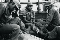 Image of sheet 19850150 photo 4: Beim zurück fahren von La Dalia nach Matagalpa nimmt mich ein Pick-Up mit. Erst beim richtigen hinschauen spührte ich mit meinen Füssen den toten Körper eines Soldaten im Leichensack zu meinen Füssen liegend. Toter Soldat. 

Aus: Out of: Der Traum von Solentiname / The dream of Solentiname / El sueño de Solentiname page 99