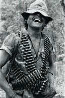 Image of sheet 19850160 photo 21: Auch an der Front wird gelacht. Schwerbewaffneter Sandinistischer lachender Soldat mit Patronengurt eines Maschinengewehr an der Grenze zu Honduras. Nueva Segovia Nicargaua 04.85 1985 «Cerro 1300», Dpto. de Nueva Segovia, 1985 ?
Kämpfer
Aus: von Zeit zu Zeit Out of: from Time to Time 
soldier man army laughing laugh armed weapon bullets

Aus: Out of: Der Traum von Solentiname / The dream of Solentiname / El sueño de Solentiname page 88