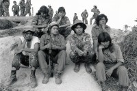 Image of sheet 19850160 photo 26: Das Frauenbataillon Veronica Lacayo ist aus Leon und im Nachschub verantwortlich. Die Frauen haben eigene Brüder, Männer und Söhne im Krieg verloren und AMNLAE hat ihnen einen Einsatz möglich gemacht. Für die Männer an der Front sind sie eine Aufmunterung. Gruppenbild der Soldatinnen. Gruppenbild der Frauen  Cerro 1300. 
Soldaten. Las Segovias Nicaragua 1985