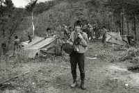 Image of sheet 19850160 photo 31: Olivia Heussler, Cerro 1300 Las Segovias  Grenze zu Honduras. Nueva Segovia Nicaragua April 1985 √ Portrait mit Kamera war krieg frente de guerra front