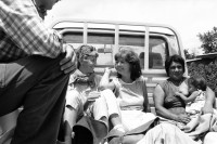 Image of sheet 19850180 photo 17: Leni Robert (mi.) und Heidi Bär (left) besuchen in einem pick up jeep, die Cooperative Polo de Yale die mit Hilfe der NGO SAH Aos von Schweizer Brigadisten gebaut wurde. Nicaragua 1985 √ 
polititians politics women swiss deputys Switzerland central america sandinist solidarity