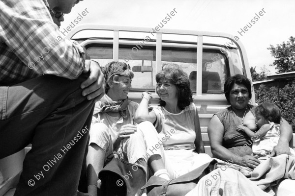 Image of sheet 19850180 photo 17: Leni Robert (mi.) und Heidi Bär (left) besuchen in einem pick up jeep, die Cooperative Polo de Yale die mit Hilfe der NGO SAH Aos von Schweizer Brigadisten gebaut wurde. Nicaragua 1985 √ 
polititians politics women swiss deputys Switzerland central america sandinist solidarity