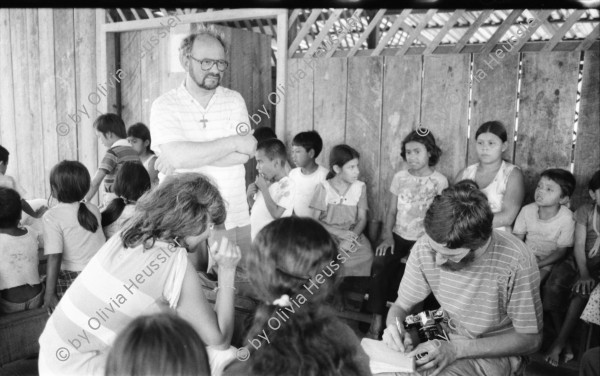 Image of sheet 19850181 photo 14: Übersicht von Polo de Yale. siehe 850180 Die CH er Delegation besucht die Schule. Rosmarie Bär Leni Robert, Philippe Sauvin etc.. Junger Knabe mit T-Shirt; «Schwarzkopf Toning, weil die Natur am schönsten ist» Portrait. Sitzung Meeting mit den Bauern. Dorf
Die Landwirtschaftskooperative Polo de Yale wurde mit Hilfe vom SAH und von Schweizer-Brigadistinnen aufgebaut und 1986 von den Contrarebellen fast vollständig zerstört.
Landwirtschaftskooperative Cooperative Agriculture Matagalpa Nicaragua 1985