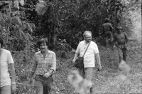 Image of sheet 19850181 photo 42: Übersicht von Polo de Yale. siehe 850180 Die CH er Delegation besucht die Schule. Rosmarie Bär Leni Robert, Philippe Sauvin etc.. Junger Knabe mit T-Shirt; «Schwarzkopf Toning, weil die Natur am schönsten ist» Portrait. Sitzung Meeting mit den Bauern. Dorf
Die Landwirtschaftskooperative Polo de Yale wurde mit Hilfe vom SAH und von Schweizer-Brigadistinnen aufgebaut und 1986 von den Contrarebellen fast vollständig zerstört.
Landwirtschaftskooperative Cooperative Agriculture Matagalpa Nicaragua 1985