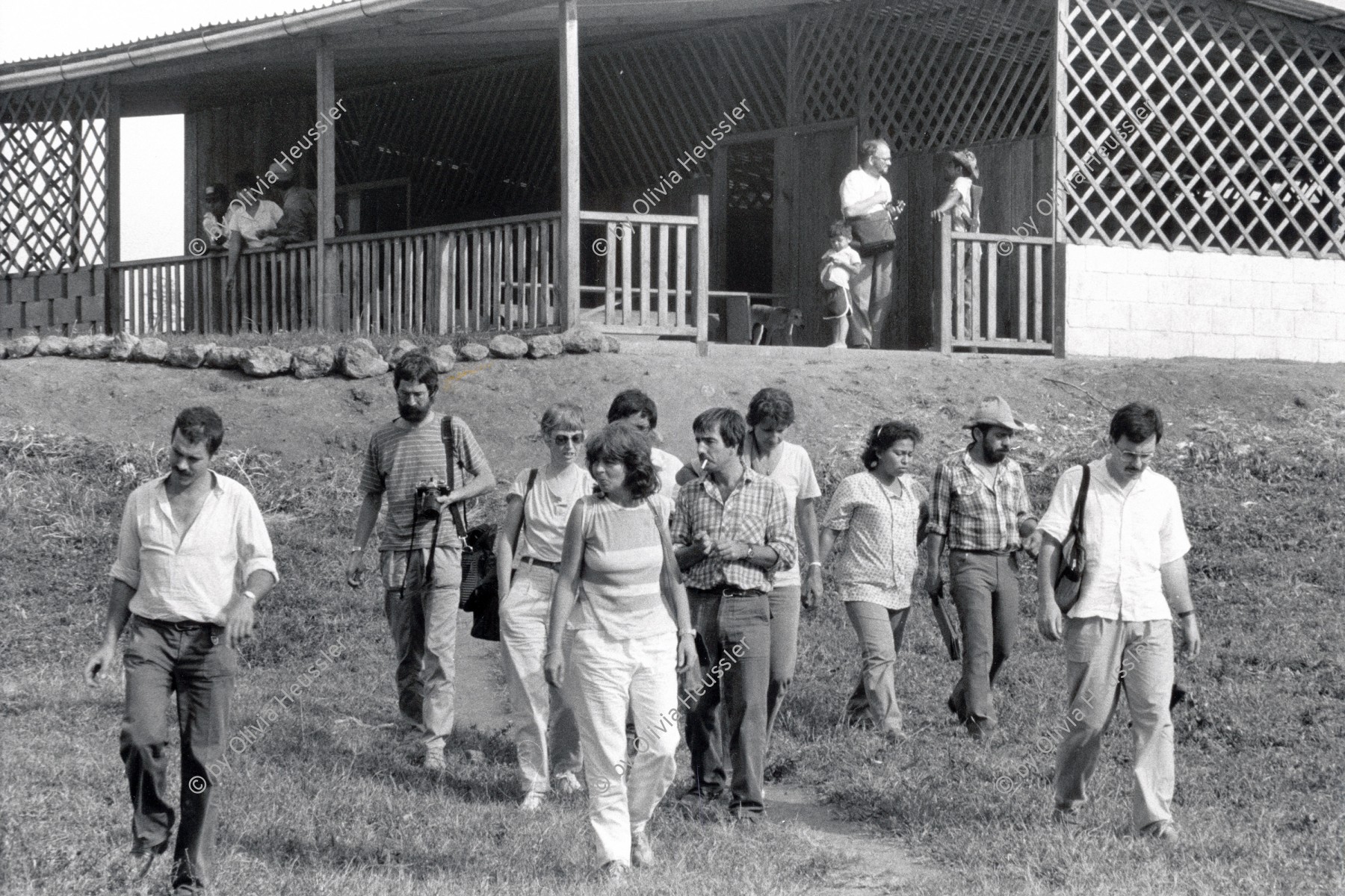 Image of sheet 19850181 photo 43: Die Landwirtschaftskooperative Polo de Yale wurde von Schweizer-BrigadistInnen mit Hilfe des SAH (Phillippe Sauvin 1.v.l. , Yvan Leyvraz etc.) aufgebaut. Besuch einer politischen Delegation aus der Schweiz mit Rosemarie Bär, (3.v.l.) Leni Robert-Bächtold (* 6. März 1936) Schweizer Politikerin (FDP, GFL), 4. v.l.) vor der von der Contra später zerstörten Dorf Schule. Matagalpa Nicaragua 1985 √