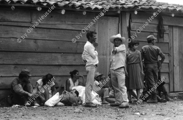 Image of sheet 19850190 photo 11: In Managua verkaufen Frauen Süssigkeiten. Sie tragen ihre Vollgefüllten Bleche mit Süssigkeiten Sweets auf dem Kopf. Familienangehörige der Soldaten EPS SMP besuchen ihre Brüder, Söhne und Ehemänner in El Regadio, die kurz vor ihrem Kriegseinsatz stehen. Kind auf einem Baum. Gruppenbilder und Portrait. Managua Nicaragua 1985