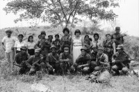 Image of sheet 19850190 photo 17: In Managua verkaufen Frauen Süssigkeiten. Sie tragen ihre Vollgefüllten Bleche mit Süssigkeiten Sweets auf dem Kopf. Familienangehörige der Soldaten EPS SMP besuchen ihre Brüder, Söhne und Ehemänner in El Regadio, die kurz vor ihrem Kriegseinsatz stehen. Kind auf einem Baum. Gruppenbilder und Portrait. Managua Nicaragua 1985