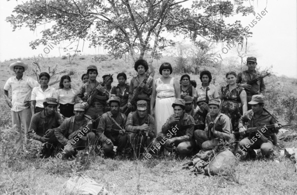 Image of sheet 19850190 photo 17: In Managua verkaufen Frauen Süssigkeiten. Sie tragen ihre Vollgefüllten Bleche mit Süssigkeiten Sweets auf dem Kopf. Familienangehörige der Soldaten EPS SMP besuchen ihre Brüder, Söhne und Ehemänner in El Regadio, die kurz vor ihrem Kriegseinsatz stehen. Kind auf einem Baum. Gruppenbilder und Portrait. Managua Nicaragua 1985