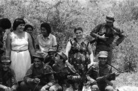 Image of sheet 19850190 photo 20: In Managua verkaufen Frauen Süssigkeiten. Sie tragen ihre Vollgefüllten Bleche mit Süssigkeiten Sweets auf dem Kopf. Familienangehörige der Soldaten EPS SMP besuchen ihre Brüder, Söhne und Ehemänner in El Regadio, die kurz vor ihrem Kriegseinsatz stehen. Kind auf einem Baum. Gruppenbilder und Portrait. Managua Nicaragua 1985
