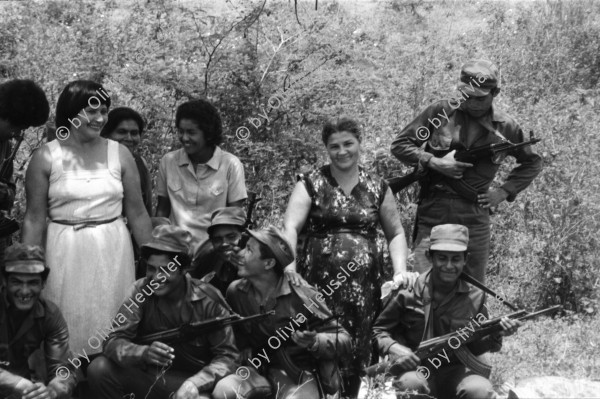 Image of sheet 19850190 photo 20: In Managua verkaufen Frauen Süssigkeiten. Sie tragen ihre Vollgefüllten Bleche mit Süssigkeiten Sweets auf dem Kopf. Familienangehörige der Soldaten EPS SMP besuchen ihre Brüder, Söhne und Ehemänner in El Regadio, die kurz vor ihrem Kriegseinsatz stehen. Kind auf einem Baum. Gruppenbilder und Portrait. Managua Nicaragua 1985