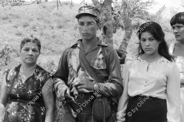 Image of sheet 19850190 photo 29: In Managua verkaufen Frauen Süssigkeiten. Sie tragen ihre Vollgefüllten Bleche mit Süssigkeiten Sweets auf dem Kopf. Familienangehörige der Soldaten EPS SMP besuchen ihre Brüder, Söhne und Ehemänner in El Regadio, die kurz vor ihrem Kriegseinsatz stehen. Kind auf einem Baum. Gruppenbilder und Portrait. Managua Nicaragua 1985