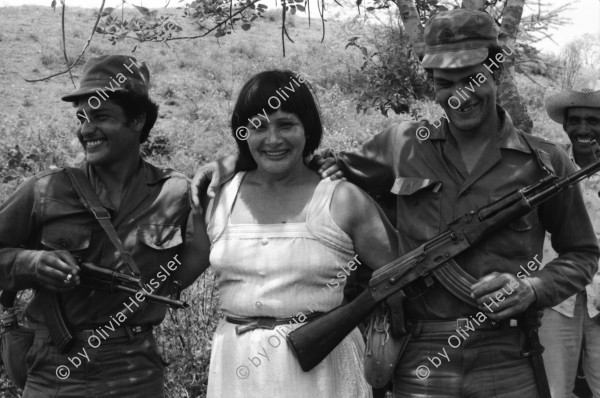 Image of sheet 19850190 photo 30: In Managua verkaufen Frauen Süssigkeiten. Sie tragen ihre Vollgefüllten Bleche mit Süssigkeiten Sweets auf dem Kopf. Familienangehörige der Soldaten EPS SMP besuchen ihre Brüder, Söhne und Ehemänner in El Regadio, die kurz vor ihrem Kriegseinsatz stehen. Kind auf einem Baum. Gruppenbilder und Portrait. Managua Nicaragua 1985