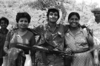 Image of sheet 19850190 photo 33: In Managua verkaufen Frauen Süssigkeiten. Sie tragen ihre Vollgefüllten Bleche mit Süssigkeiten Sweets auf dem Kopf. Familienangehörige der Soldaten EPS SMP besuchen ihre Brüder, Söhne und Ehemänner in El Regadio, die kurz vor ihrem Kriegseinsatz stehen. Kind auf einem Baum. Gruppenbilder und Portrait. Managua Nicaragua 1985
