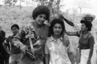 Image of sheet 19850190 photo 34: In Managua verkaufen Frauen Süssigkeiten. Sie tragen ihre Vollgefüllten Bleche mit Süssigkeiten Sweets auf dem Kopf. Familienangehörige der Soldaten EPS SMP besuchen ihre Brüder, Söhne und Ehemänner in El Regadio, die kurz vor ihrem Kriegseinsatz stehen. Kind auf einem Baum. Gruppenbilder und Portrait. Managua Nicaragua 1985