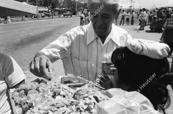 Image of sheet 19850190 photo 5: In Managua verkaufen Frauen Süssigkeiten. Sie tragen ihre Vollgefüllten Bleche mit Süssigkeiten Sweets auf dem Kopf. Familienangehörige der Soldaten EPS SMP besuchen ihre Brüder, Söhne und Ehemänner in El Regadio, die kurz vor ihrem Kriegseinsatz stehen. Kind auf einem Baum. Gruppenbilder und Portrait. Managua Nicaragua 1985