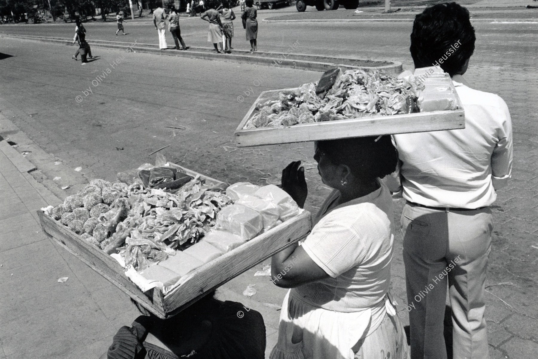 Image of sheet 19850190 photo 7: Die Frauen tragen ihre vollen Tableaux mit Süssigkeiten auf dem Kopf um sie zu verkaufen. Nicaragua 05.85 1985 √