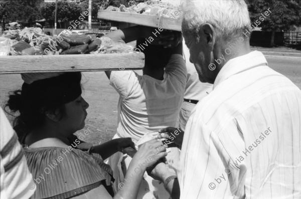 Image of sheet 19850190 photo 9: In Managua verkaufen Frauen Süssigkeiten. Sie tragen ihre Vollgefüllten Bleche mit Süssigkeiten Sweets auf dem Kopf. Familienangehörige der Soldaten EPS SMP besuchen ihre Brüder, Söhne und Ehemänner in El Regadio, die kurz vor ihrem Kriegseinsatz stehen. Kind auf einem Baum. Gruppenbilder und Portrait. Managua Nicaragua 1985