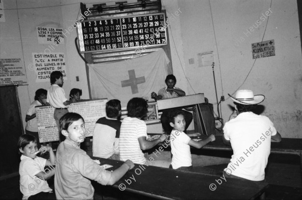 Image of sheet 19850200 photo 1: Die Familien und Frauen von El Regadio, Esteli, besuchen ihre Soldaten kurz vor der Abfahrt an die Kriegs Front. Grossvater Sohn und Enkel. Abschiedszenen. Küsse. Eine Journalistin des Radio Liberacion. Im Studio des Radio. Ein Campesino beim Bingo spielen. Glücksspiel. Esteli Nueva Segovias Nicaragua 1985