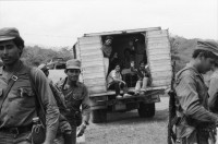 Image of sheet 19850200 photo 11: Die Familien und Frauen von El Regadio, Esteli, besuchen ihre Soldaten kurz vor der Abfahrt an die Kriegs Front. Grossvater Sohn und Enkel. Abschiedszenen. Küsse. Eine Journalistin des Radio Liberacion. Im Studio des Radio. Ein Campesino beim Bingo spielen. Glücksspiel. Esteli Nueva Segovias Nicaragua 1985