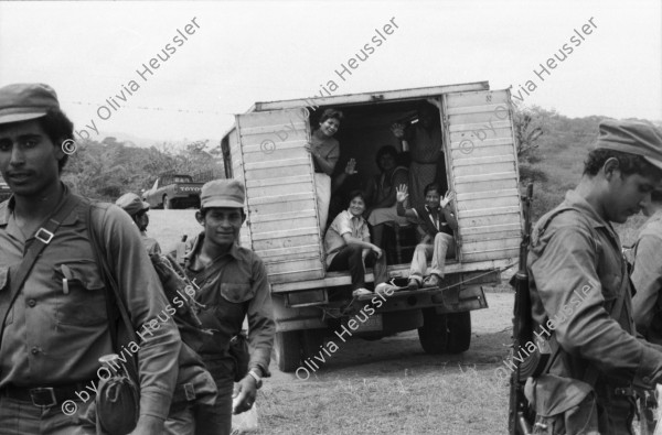 Image of sheet 19850200 photo 11: Die Familien und Frauen von El Regadio, Esteli, besuchen ihre Soldaten kurz vor der Abfahrt an die Kriegs Front. Grossvater Sohn und Enkel. Abschiedszenen. Küsse. Eine Journalistin des Radio Liberacion. Im Studio des Radio. Ein Campesino beim Bingo spielen. Glücksspiel. Esteli Nueva Segovias Nicaragua 1985