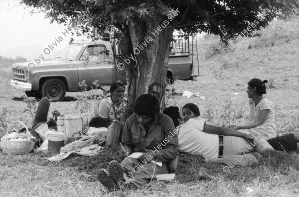 Image of sheet 19850200 photo 2: Die Familien und Frauen von El Regadio, Esteli, besuchen ihre Soldaten kurz vor der Abfahrt an die Kriegs Front. Grossvater Sohn und Enkel. Abschiedszenen. Küsse. Eine Journalistin des Radio Liberacion. Im Studio des Radio. Ein Campesino beim Bingo spielen. Glücksspiel. Esteli Nueva Segovias Nicaragua 1985