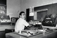 Image of sheet 19850200 photo 26: Ein Techniker im Studio des Alternativradio Radiosender von Esteli. Radio FSLN Nicaragua 1985 √