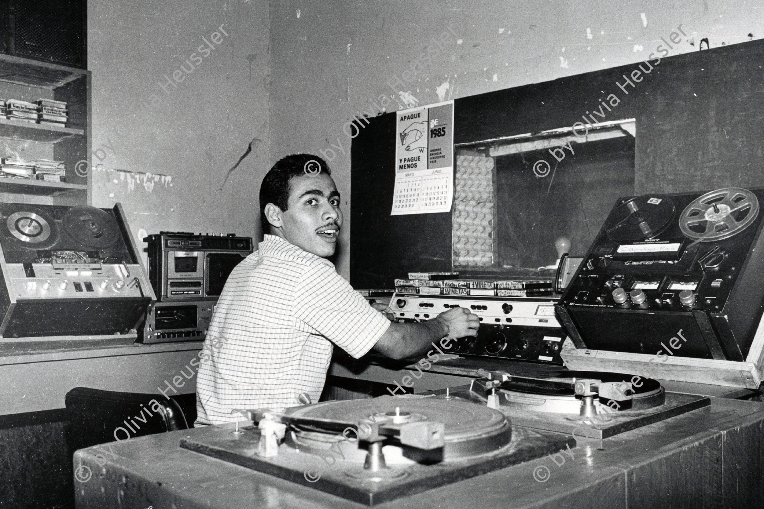 Image of sheet 19850200 photo 26: Ein Techniker im Studio des Alternativradio Radiosender von Esteli. Radio FSLN Nicaragua 1985 √