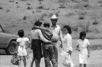 Image of sheet 19850200 photo 4: Die Familien und Frauen von El Regadio, Esteli, besuchen ihre Soldaten kurz vor der Abfahrt an die Kriegs Front. Grossvater Sohn und Enkel. Abschiedszenen. Küsse. Eine Journalistin des Radio Liberacion. Im Studio des Radio. Ein Campesino beim Bingo spielen. Glücksspiel. Esteli Nueva Segovias Nicaragua 1985