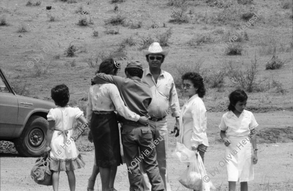 Image of sheet 19850200 photo 4: Die Familien und Frauen von El Regadio, Esteli, besuchen ihre Soldaten kurz vor der Abfahrt an die Kriegs Front. Grossvater Sohn und Enkel. Abschiedszenen. Küsse. Eine Journalistin des Radio Liberacion. Im Studio des Radio. Ein Campesino beim Bingo spielen. Glücksspiel. Esteli Nueva Segovias Nicaragua 1985