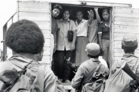 Image of sheet 19850200 photo 7: Die Familien und Frauen von El Regadillo El Regadio besuchten ihre Söhne und Soldaten kurz vor der Abfahrt an die Kriegs Front. Abschiedszenen. Sie winken ihnen zu. Manche sehen ihre Söhne zum letzten Mal. Esteli Nueva Segovias Nicaragua 1985 √