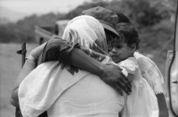 Image of sheet 19850200 photo 9: Die Familien und Frauen von El Regadio, Esteli, besuchen ihre Soldaten kurz vor der Abfahrt an die Kriegs Front. Grossvater Sohn und Enkel. Abschiedszenen. Küsse. Eine Journalistin des Radio Liberacion.