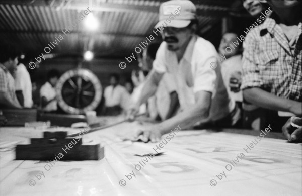 Image of sheet 19850210 photo 25: Im ambulanten Spielcasino geht es ums wenig Geld. Roulette Bluefields, Nicaragua, Atlantikküste 05.85
1985 √