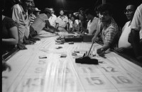 Image of sheet 19850210 photo 33: Im mobilen Spielcasino Spielsalon ambulant an der Atlantikküste spielen vorallem Männer und Jungen.