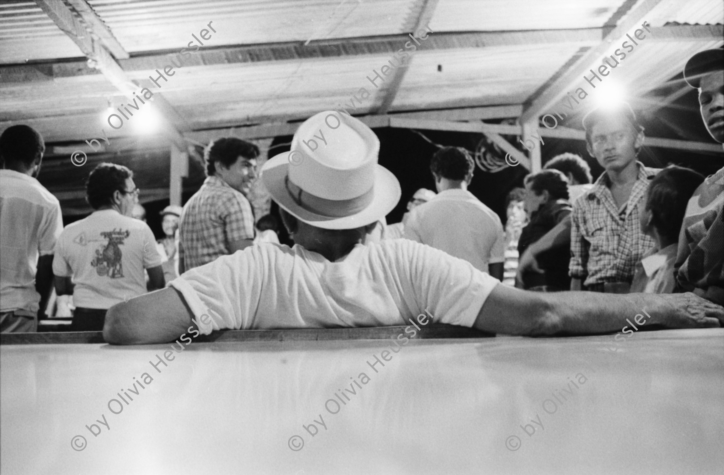 Image of sheet 19850211 photo 19: Ein altes Schiffswrack schmückt die Ausssicht auf den Rio Rama. Der Fluss verbindet Nicaragua mit seiner Atlantikküste. Er führt duch den Dschungel ans Meer und die Atlantikküste nach Bluefields. Auf dem Schiff macht eine Familie ihr Nickerchen Siesta Mittagsschlaf. Ein Mann schleppt auf seinem Rücken grosse Fleischstücke aus dem Schlachthaus. Bauernhaus am Meer. Campesino Siedlung neugebaut. Mann schleppt Holz auf Rücken, Kinder. Hafen von Bluefields. Ausicht auf den Atlantik. frtsg. Spielcasino. Mann mit Hut von hinten. 
Die Región Autónoma del Atlántico Sur (kurz RAAS) ist eine von zwei autonomen Regionen in Nicaragua. Sie bestehen als Verwaltungseinheit neben den 15 Departamentos in Nicaragua. Die beiden autonomen Gebiete entstanden durch eine neue Verfassung im Jahr 1987 und die daraufhin folgende Teilung des Departamentos Zelaya. 1985
Bluefields es un municipio de la Región Autónoma del Atlántico Sur, Nicaragua. Su cabecera municipal es Bluefields, que actualmente es sede administrativa del Gobierno Regional Autónoma del Atlántico Sur. Este municipio colinda al norte con el municipio de Kukra Hill, al sur con los municipios de San Juan del Norte y El Castillo, al este con el Mar Caribe y al oeste con los Municipios de Nueva Guinea y El Rama.
