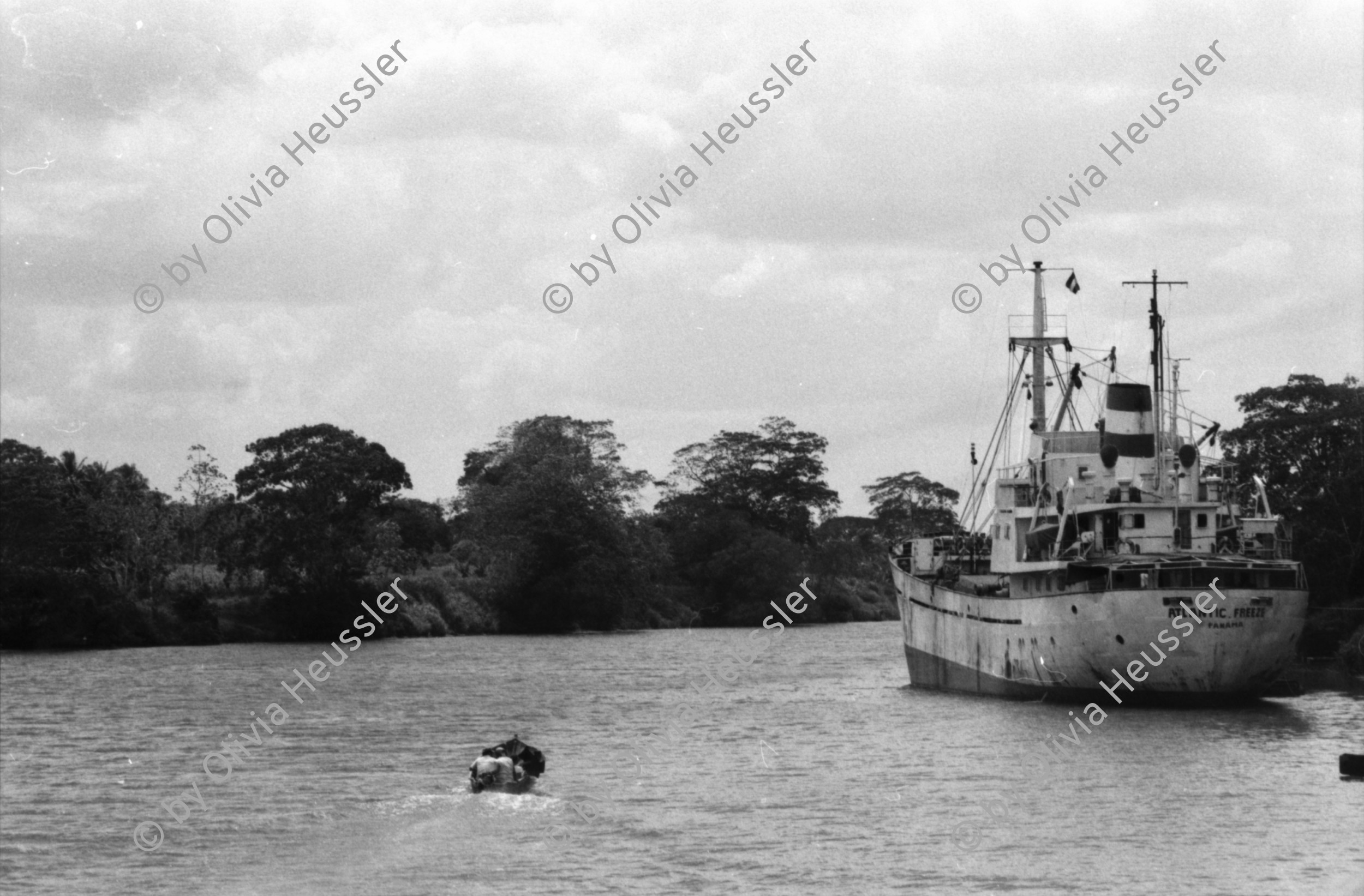 Image of sheet 19850211 photo 23: Ein altes Schiffswrack schmückt die Ausssicht auf den Rio Rama. Der Fluss verbindet Nicaragua mit seiner Atlantikküste. Er führt duch den Dschungel ans Meer und die Atlantikküste nach Bluefields. Auf dem Schiff macht eine Familie ihr Nickerchen Siesta Mittagsschlaf. Ein Mann schleppt auf seinem Rücken grosse Fleischstücke aus dem Schlachthaus. Bauernhaus am Meer. Campesino Siedlung neugebaut. Mann schleppt Holz auf Rücken, Kinder. Hafen von Bluefields. Ausicht auf den Atlantik. frtsg. Spielcasino. Mann mit Hut von hinten. 
Die Región Autónoma del Atlántico Sur (kurz RAAS) ist eine von zwei autonomen Regionen in Nicaragua. Sie bestehen als Verwaltungseinheit neben den 15 Departamentos in Nicaragua. Die beiden autonomen Gebiete entstanden durch eine neue Verfassung im Jahr 1987 und die daraufhin folgende Teilung des Departamentos Zelaya. 1985
Bluefields es un municipio de la Región Autónoma del Atlántico Sur, Nicaragua. Su cabecera municipal es Bluefields, que actualmente es sede administrativa del Gobierno Regional Autónoma del Atlántico Sur. Este municipio colinda al norte con el municipio de Kukra Hill, al sur con los municipios de San Juan del Norte y El Castillo, al este con el Mar Caribe y al oeste con los Municipios de Nueva Guinea y El Rama.