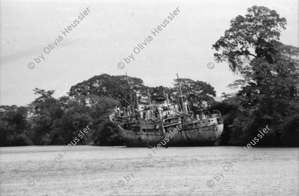 Image of sheet 19850211 photo 24: Ein altes Schiffswrack schmückt die Ausssicht auf den Rio Rama. Der Fluss verbindet Nicaragua mit seiner Atlantikküste. Er führt duch den Dschungel ans Meer und die Atlantikküste nach Bluefields. Auf dem Schiff macht eine Familie ihr Nickerchen Siesta Mittagsschlaf. Ein Mann schleppt auf seinem Rücken grosse Fleischstücke aus dem Schlachthaus. Bauernhaus am Meer. Campesino Siedlung neugebaut. Mann schleppt Holz auf Rücken, Kinder. Hafen von Bluefields. Ausicht auf den Atlantik. frtsg. Spielcasino. Mann mit Hut von hinten. 
Die Región Autónoma del Atlántico Sur (kurz RAAS) ist eine von zwei autonomen Regionen in Nicaragua. Sie bestehen als Verwaltungseinheit neben den 15 Departamentos in Nicaragua. Die beiden autonomen Gebiete entstanden durch eine neue Verfassung im Jahr 1987 und die daraufhin folgende Teilung des Departamentos Zelaya. 1985
Bluefields es un municipio de la Región Autónoma del Atlántico Sur, Nicaragua. Su cabecera municipal es Bluefields, que actualmente es sede administrativa del Gobierno Regional Autónoma del Atlántico Sur. Este municipio colinda al norte con el municipio de Kukra Hill, al sur con los municipios de San Juan del Norte y El Castillo, al este con el Mar Caribe y al oeste con los Municipios de Nueva Guinea y El Rama.