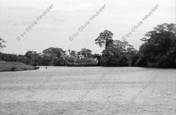 Image of sheet 19850211 photo 25: Ein altes Schiffswrack schmückt die Ausssicht auf den Rio Rama. Der Fluss verbindet Nicaragua mit seiner Atlantikküste. Er führt duch den Dschungel ans Meer und die Atlantikküste nach Bluefields. Auf dem Schiff macht eine Familie ihr Nickerchen Siesta Mittagsschlaf. Ein Mann schleppt auf seinem Rücken grosse Fleischstücke aus dem Schlachthaus. Bauernhaus am Meer. Campesino Siedlung neugebaut. Mann schleppt Holz auf Rücken, Kinder. Hafen von Bluefields. Ausicht auf den Atlantik. frtsg. Spielcasino. Mann mit Hut von hinten. 
Die Región Autónoma del Atlántico Sur (kurz RAAS) ist eine von zwei autonomen Regionen in Nicaragua. Sie bestehen als Verwaltungseinheit neben den 15 Departamentos in Nicaragua. Die beiden autonomen Gebiete entstanden durch eine neue Verfassung im Jahr 1987 und die daraufhin folgende Teilung des Departamentos Zelaya. 1985
Bluefields es un municipio de la Región Autónoma del Atlántico Sur, Nicaragua. Su cabecera municipal es Bluefields, que actualmente es sede administrativa del Gobierno Regional Autónoma del Atlántico Sur. Este municipio colinda al norte con el municipio de Kukra Hill, al sur con los municipios de San Juan del Norte y El Castillo, al este con el Mar Caribe y al oeste con los Municipios de Nueva Guinea y El Rama.