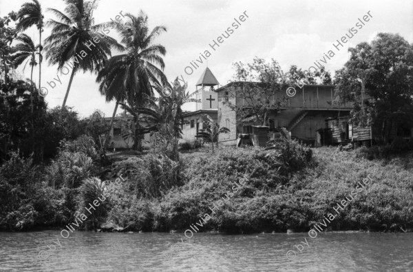 Image of sheet 19850211 photo 26: Ein altes Schiffswrack schmückt die Ausssicht auf den Rio Rama. Der Fluss verbindet Nicaragua mit seiner Atlantikküste. Er führt duch den Dschungel ans Meer und die Atlantikküste nach Bluefields. Auf dem Schiff macht eine Familie ihr Nickerchen Siesta Mittagsschlaf. Ein Mann schleppt auf seinem Rücken grosse Fleischstücke aus dem Schlachthaus. Bauernhaus am Meer. Campesino Siedlung neugebaut. Mann schleppt Holz auf Rücken, Kinder. Hafen von Bluefields. Ausicht auf den Atlantik. frtsg. Spielcasino. Mann mit Hut von hinten. 
Die Región Autónoma del Atlántico Sur (kurz RAAS) ist eine von zwei autonomen Regionen in Nicaragua. Sie bestehen als Verwaltungseinheit neben den 15 Departamentos in Nicaragua. Die beiden autonomen Gebiete entstanden durch eine neue Verfassung im Jahr 1987 und die daraufhin folgende Teilung des Departamentos Zelaya. 1985
Bluefields es un municipio de la Región Autónoma del Atlántico Sur, Nicaragua. Su cabecera municipal es Bluefields, que actualmente es sede administrativa del Gobierno Regional Autónoma del Atlántico Sur. Este municipio colinda al norte con el municipio de Kukra Hill, al sur con los municipios de San Juan del Norte y El Castillo, al este con el Mar Caribe y al oeste con los Municipios de Nueva Guinea y El Rama.