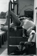 Image of sheet 19850211 photo 28: Rio Rama. Der Fluss verbindet Nicaragua mit seiner Atlantikküste. Er führt duch den Dschungel ans Meer und die Atlantikküste nach Bluefields. Auf dem Schiff macht eine Familie ihr Nickerchen Siesta Mittagsschlaf. 1985 √
Bootsreise. Escondido-Fluss,
Autonome Region Südatlantik, 1985
Aus: «Der Traum von Solentiname» EPF, Zürich 
«El Sueño de Solentiname» IHNCA Managua p.71
Geschenk an Mike Rickter