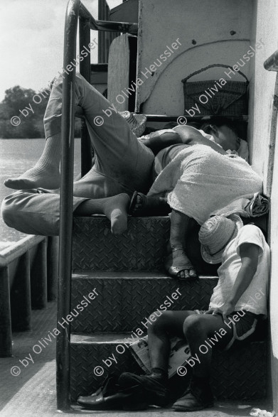 Image of sheet 19850211 photo 28: Rio Rama. Der Fluss verbindet Nicaragua mit seiner Atlantikküste. Er führt duch den Dschungel ans Meer und die Atlantikküste nach Bluefields. Auf dem Schiff macht eine Familie ihr Nickerchen Siesta Mittagsschlaf. 1985 √
Bootsreise. Escondido-Fluss,
Autonome Region Südatlantik, 1985
Aus: «Der Traum von Solentiname» EPF, Zürich 
«El Sueño de Solentiname» IHNCA Managua p.71
Geschenk an Mike Rickter