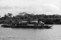 Image of sheet 19850211 photo 31: Ein altes Schiffswrack schmückt die Ausssicht auf den Rio Rama. Der Fluss verbindet Nicaragua mit seiner Atlantikküste. Er führt duch den Dschungel ans Meer und die Atlantikküste nach Bluefields. Auf dem Schiff macht eine Familie ihr Nickerchen Siesta Mittagsschlaf. Ein Mann schleppt auf seinem Rücken grosse Fleischstücke aus dem Schlachthaus. Bauernhaus am Meer. Campesino Siedlung neugebaut. Mann schleppt Holz auf Rücken, Kinder. Hafen von Bluefields. Ausicht auf den Atlantik. frtsg. Spielcasino. Mann mit Hut von hinten. 
Die Región Autónoma del Atlántico Sur (kurz RAAS) ist eine von zwei autonomen Regionen in Nicaragua. Sie bestehen als Verwaltungseinheit neben den 15 Departamentos in Nicaragua. Die beiden autonomen Gebiete entstanden durch eine neue Verfassung im Jahr 1987 und die daraufhin folgende Teilung des Departamentos Zelaya. 1985
Bluefields es un municipio de la Región Autónoma del Atlántico Sur, Nicaragua. Su cabecera municipal es Bluefields, que actualmente es sede administrativa del Gobierno Regional Autónoma del Atlántico Sur. Este municipio colinda al norte con el municipio de Kukra Hill, al sur con los municipios de San Juan del Norte y El Castillo, al este con el Mar Caribe y al oeste con los Municipios de Nueva Guinea y El Rama.