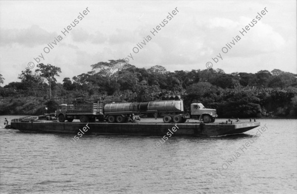 Image of sheet 19850211 photo 31: Ein altes Schiffswrack schmückt die Ausssicht auf den Rio Rama. Der Fluss verbindet Nicaragua mit seiner Atlantikküste. Er führt duch den Dschungel ans Meer und die Atlantikküste nach Bluefields. Auf dem Schiff macht eine Familie ihr Nickerchen Siesta Mittagsschlaf. Ein Mann schleppt auf seinem Rücken grosse Fleischstücke aus dem Schlachthaus. Bauernhaus am Meer. Campesino Siedlung neugebaut. Mann schleppt Holz auf Rücken, Kinder. Hafen von Bluefields. Ausicht auf den Atlantik. frtsg. Spielcasino. Mann mit Hut von hinten. 
Die Región Autónoma del Atlántico Sur (kurz RAAS) ist eine von zwei autonomen Regionen in Nicaragua. Sie bestehen als Verwaltungseinheit neben den 15 Departamentos in Nicaragua. Die beiden autonomen Gebiete entstanden durch eine neue Verfassung im Jahr 1987 und die daraufhin folgende Teilung des Departamentos Zelaya. 1985
Bluefields es un municipio de la Región Autónoma del Atlántico Sur, Nicaragua. Su cabecera municipal es Bluefields, que actualmente es sede administrativa del Gobierno Regional Autónoma del Atlántico Sur. Este municipio colinda al norte con el municipio de Kukra Hill, al sur con los municipios de San Juan del Norte y El Castillo, al este con el Mar Caribe y al oeste con los Municipios de Nueva Guinea y El Rama.