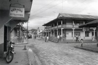 Image of sheet 19850211 photo 35: Strasse mit Motorrad und typischen Häuser (Adoquines) in Bluefields. 
Die Región Autónoma del Atlántico Sur (kurz RAAS) ist eine von zwei autonomen Regionen in Nicaragua. Sie bestehen als Verwaltungseinheit neben den 15 Departamentos in Nicaragua. Die beiden autonomen Gebiete entstanden durch eine neue Verfassung im Jahr 1987 und die daraufhin folgende Teilung des Departamentos Zelaya. Nicaragua 1985 √
Bluefields es un municipio de la Región Autónoma del Atlántico Sur, Nicaragua. Su cabecera municipal es Bluefields, que actualmente es sede administrativa del Gobierno Regional Autónoma del Atlántico Sur. Este municipio colinda al norte con el municipio de Kukra Hill, al sur con los municipios de San Juan del Norte y El Castillo, al este con el Mar Caribe y al oeste con los Municipios de Nueva Guinea y El Rama.