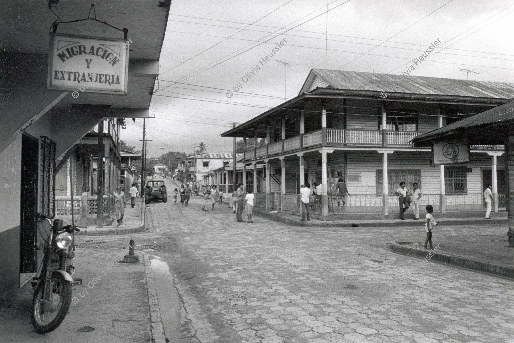 Image of sheet 19850211 photo 35: Strasse mit Motorrad und typischen Häuser (Adoquines) in Bluefields. 
Die Región Autónoma del Atlántico Sur (kurz RAAS) ist eine von zwei autonomen Regionen in Nicaragua. Sie bestehen als Verwaltungseinheit neben den 15 Departamentos in Nicaragua. Die beiden autonomen Gebiete entstanden durch eine neue Verfassung im Jahr 1987 und die daraufhin folgende Teilung des Departamentos Zelaya. Nicaragua 1985 √
Bluefields es un municipio de la Región Autónoma del Atlántico Sur, Nicaragua. Su cabecera municipal es Bluefields, que actualmente es sede administrativa del Gobierno Regional Autónoma del Atlántico Sur. Este municipio colinda al norte con el municipio de Kukra Hill, al sur con los municipios de San Juan del Norte y El Castillo, al este con el Mar Caribe y al oeste con los Municipios de Nueva Guinea y El Rama.